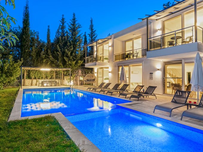 Whıte stone. Havuzu korunaklı muhafazakar villa